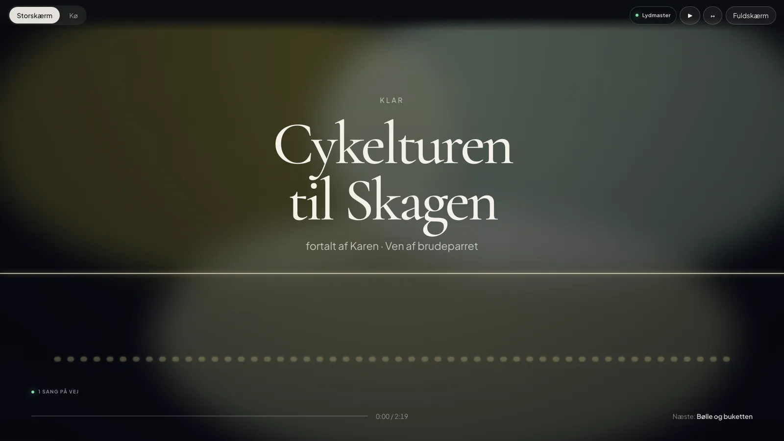 Storskærmen på et fjernsyn med sangen „Cykelturen til Skagen”, fortalt af Karen, og den næste sang i køen.