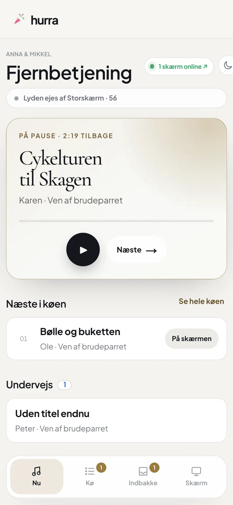 Fjernbetjeningen på en telefon med den aktuelle sang, den næste i køen og en sang, der stadig bliver lavet.